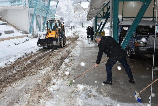 Başkan Bozkurt kar savurma makinesi başında