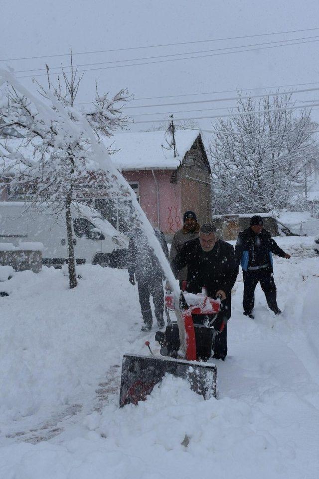 Başkan Bozkurt kar savurma makinesi başında