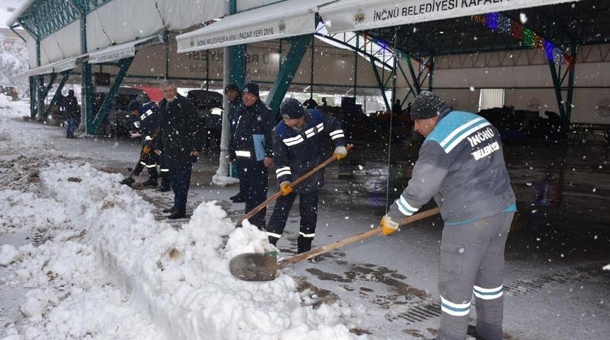 Başkan Bozkurt kar savurma makinesi başında
