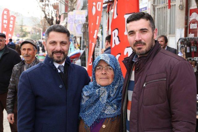 Sivrihisar Belediye Başkanı Hamid Yüzügüllü halk pazarında