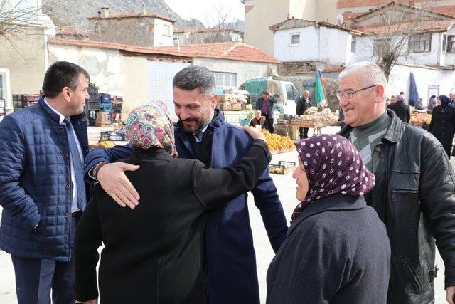 Sivrihisar Belediye Başkanı Hamid Yüzügüllü halk pazarında