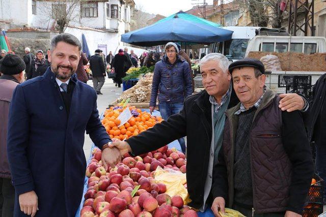 Sivrihisar Belediye Başkanı Hamid Yüzügüllü halk pazarında