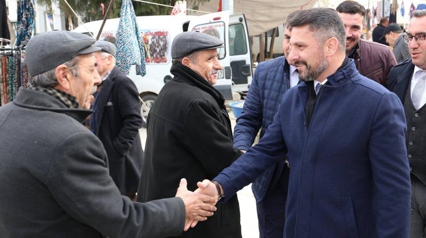 Sivrihisar Belediye Başkanı Hamid Y&uuml;z&uuml;g&uuml;ll&uuml; halk pazarında