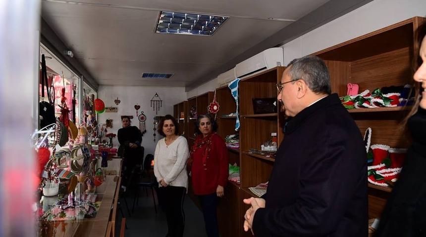 İsmail Erdem&rsquo;den Ataşehirlilere 14 Şubat&rsquo;ta kırmızı karanfil