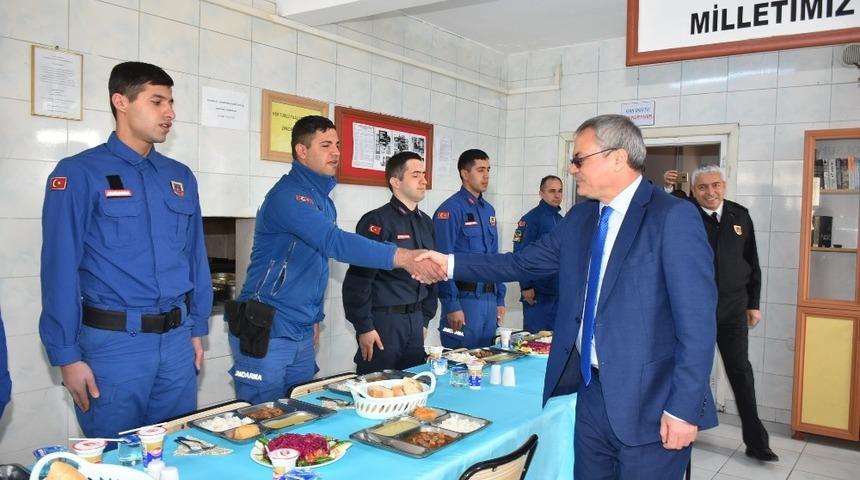 Vali Deniz Selendi&rsquo;de incelemelerde bulundu