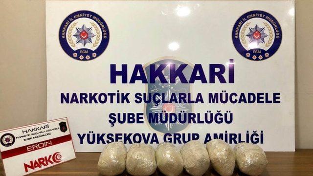 Caddeye bırakılan eroini polis fark etti