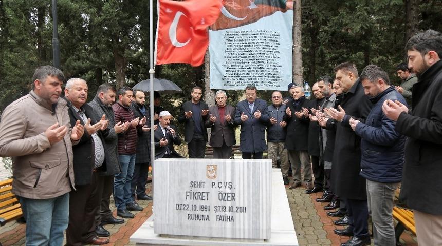 Şehit &Ouml;zer kabri başında anıldı