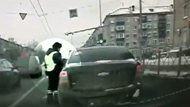 Ne yaptıysa trafik polisin kaçamadı