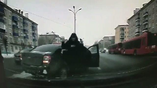 Ne yaptıysa trafik polisin kaçamadı