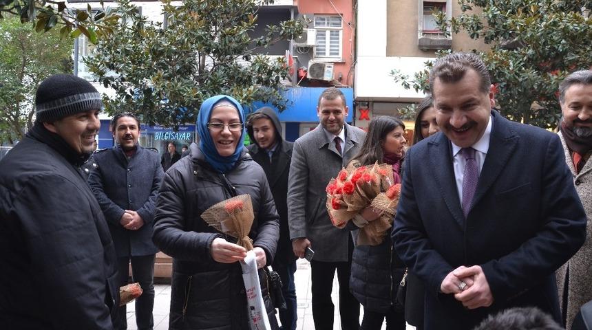 Başkan adayları se&ccedil;im &ccedil;alışmasında karanfil dağıttı