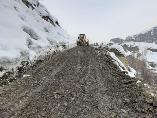 Hakkari’de yol stabilize çalışması