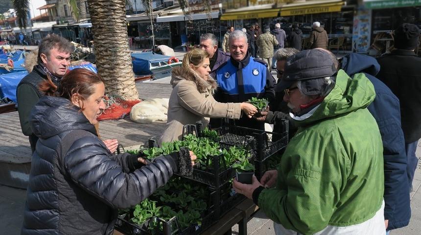 Fo&ccedil;a Belediyesi&rsquo;nden vatandaşlara Sevgililer G&uuml;n&uuml; &ccedil;i&ccedil;eği