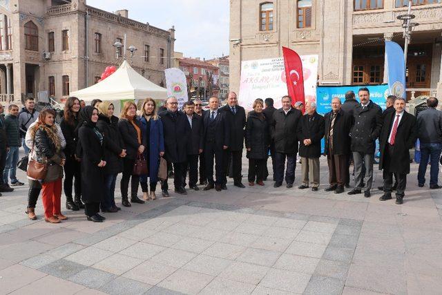 Aksaray’da Sevgililer Gününde fidan dağıtıldı