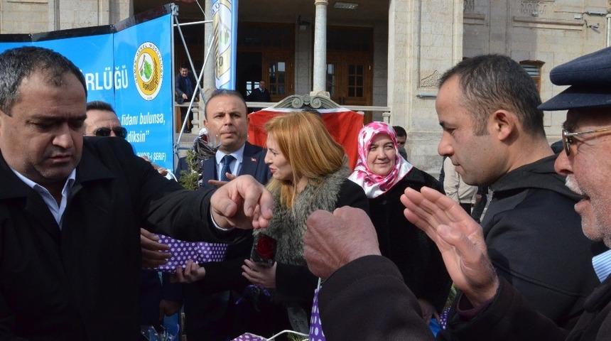 Aksaray&rsquo;da Sevgililer G&uuml;n&uuml;nde fidan dağıtıldı