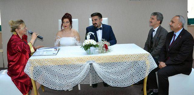 Nikah memuru anne, 14 Şubat'ta kızının nikahını kıydı