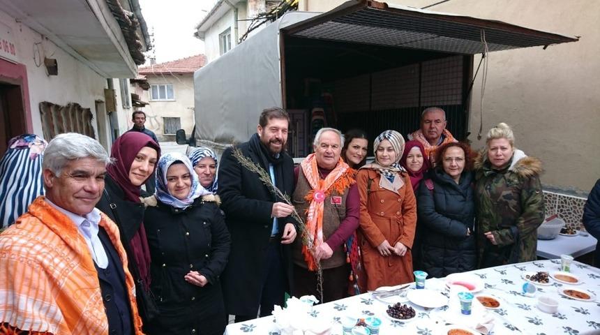 Y&ouml;r&uuml;kler Derneği&rsquo;nden &rsquo;Sevgililer G&uuml;n&uuml;nde&rsquo; fidan dağıtımı