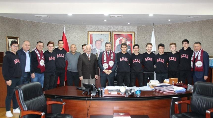 Şampiyon takım mutluluğunu Başkan Yemenici ile paylaştı