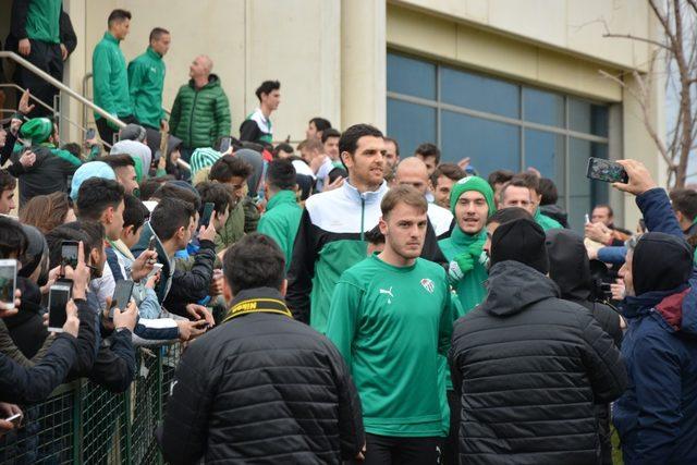 Bursaspor’lu futbolcular ile taraftarlar Sevgililer Günü’nde buluştu