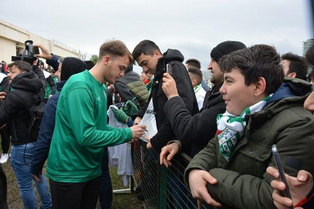 Bursaspor’lu futbolcular ile taraftarlar Sevgililer Günü’nde buluştu