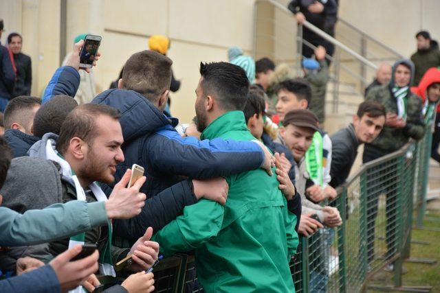 Bursaspor’lu futbolcular ile taraftarlar Sevgililer Günü’nde buluştu