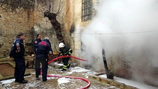 Yangında dumandan etkilenen 2 Suriyeli çocuk hastaneye kaldırıldı