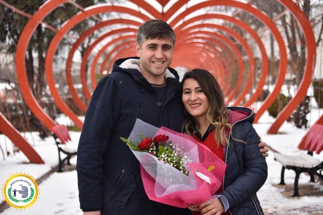 Sevgililer G&uuml;n&uuml;&rsquo;nde kalpler Sevgi Yolu&rsquo;nda birleşti