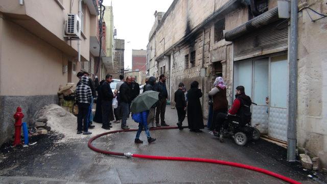 Yangında dumandan etkilenen 2 çocuk hastaneye kaldırıldı