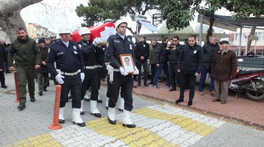 Genç polis meslektaşlarının omuzlarında toprağa verildi