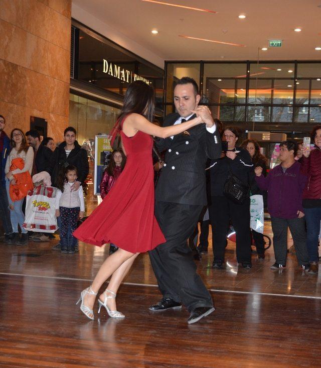 Forum Çamlık’ta ’Sevgililer Günü’ne özel tango gösterisi