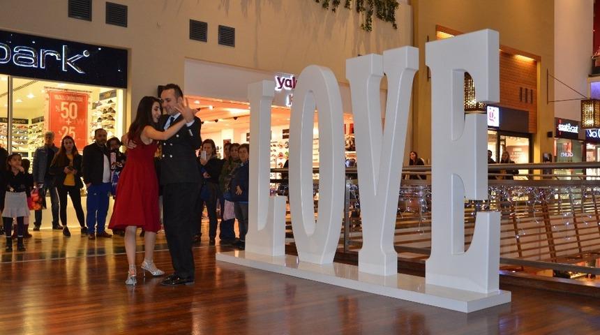 Forum &Ccedil;amlık&rsquo;ta &rsquo;Sevgililer G&uuml;n&uuml;&rsquo;ne &ouml;zel tango g&ouml;sterisi