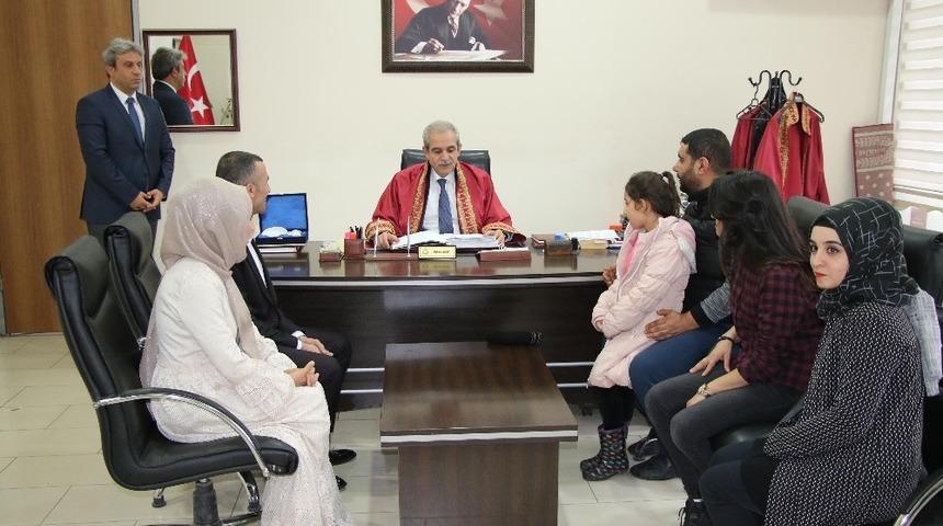 Demirkol gen&ccedil; &ccedil;iftlerin nikahlarını kıydı