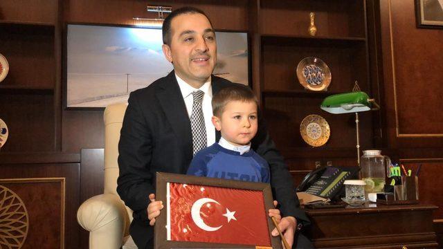 K&uuml;&ccedil;&uuml;k &ccedil;ocuğun bayrak sevgisi (2) 1