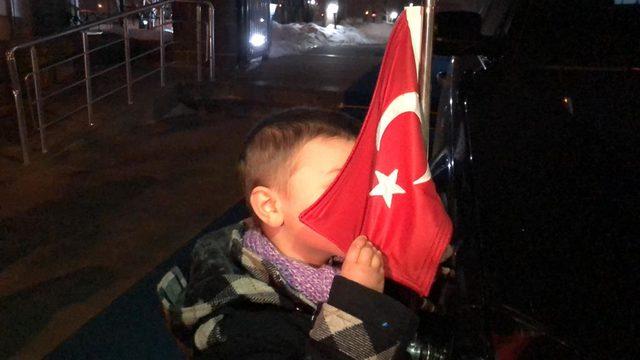 K&uuml;&ccedil;&uuml;k &ccedil;ocuğun bayrak sevgisi (2) 2