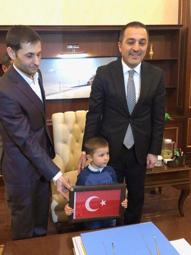 K&uuml;&ccedil;&uuml;k &ccedil;ocuğun bayrak sevgisi (2) 4