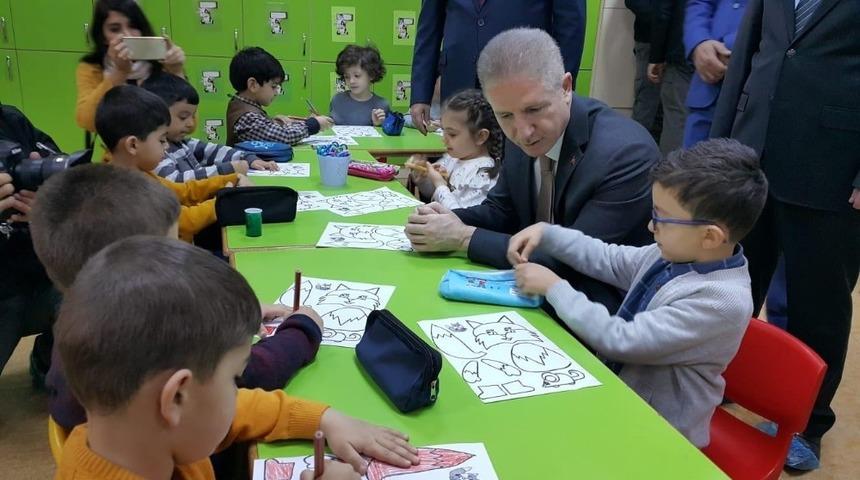 Vali G&uuml;l &ccedil;ocuklarla boyama yaptı