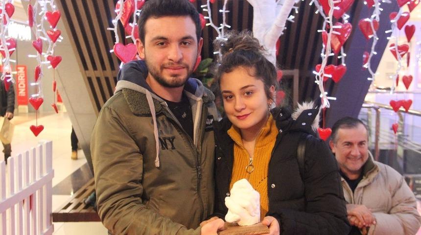 Sevgililer G&uuml;n&uuml;&rsquo;ne &ouml;zel "el heykeli" etkinliği