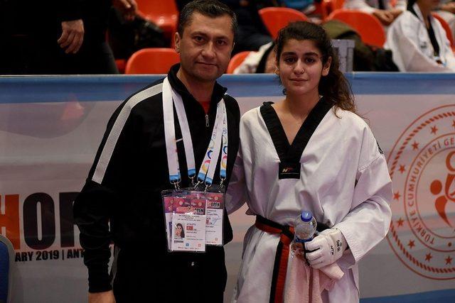 Kuşadası Belediyespor’dan taekwondoda gümüş madalya