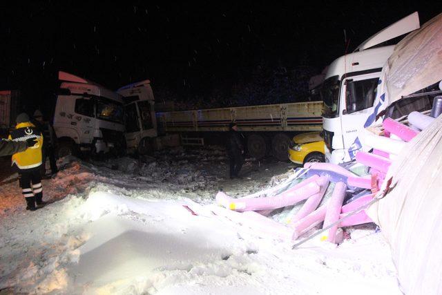 13 aracın karıştığı kazada araçta sıkışan sürücü 3 saatte kurtarıldı (2)