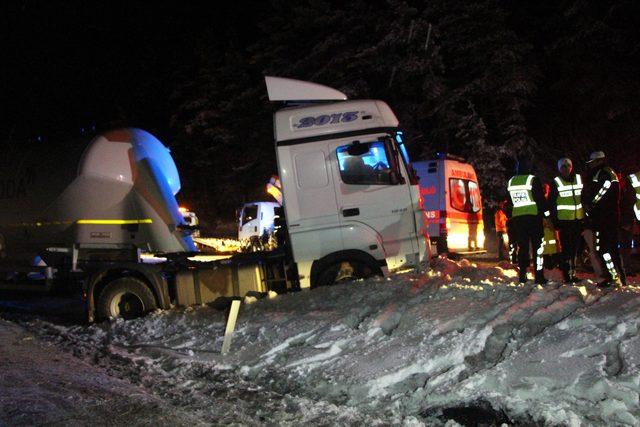 13 aracın karıştığı kazada araçta sıkışan sürücü 3 saatte kurtarıldı (2)