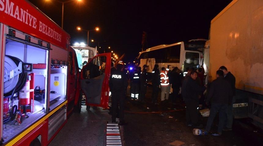 Yolcu Otob&uuml;s&uuml; ile TIR &Ccedil;arpıştı: 4 Yaralı