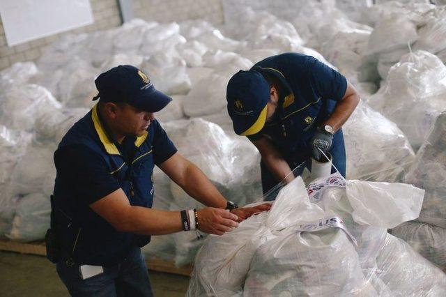 Kolombiya'daki insani yardım görevlileri, Venezuela sınırına yakın bir depoda gönderilecek yardımları ayarlıyor