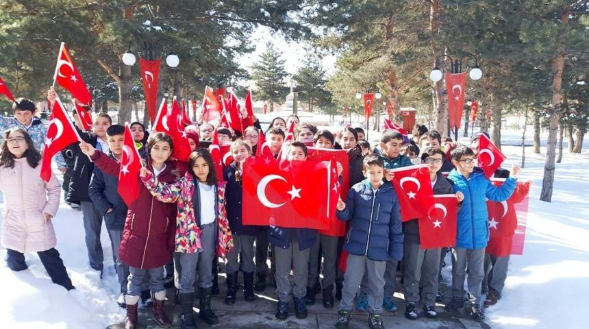 &Ouml;ğrencilerden şehitliğe ziyaret