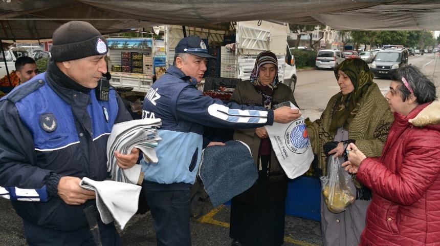 Akdeniz Belediyesi, vatandaşa bez torba dağıttı