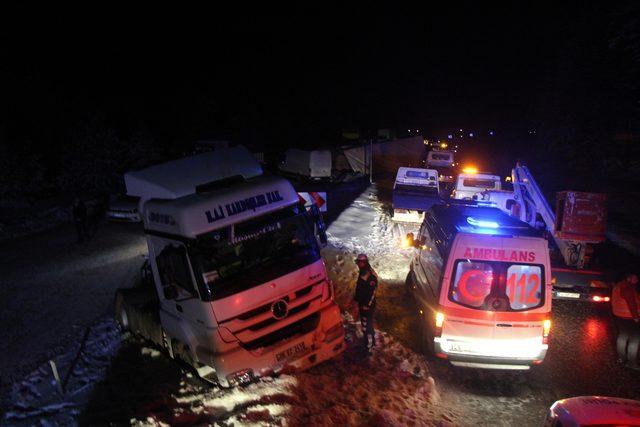 13 aracın karıştığı kaza nedeniyle kapanan yol, açıldı