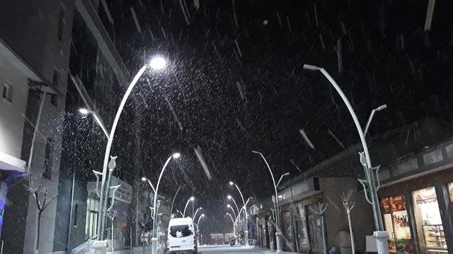 Kulp yeni güne karla uyandı