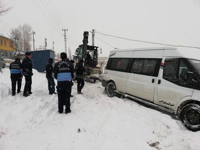 Van ve Bitlis'te 323 yerleşim birimi ulaşıma kapandı