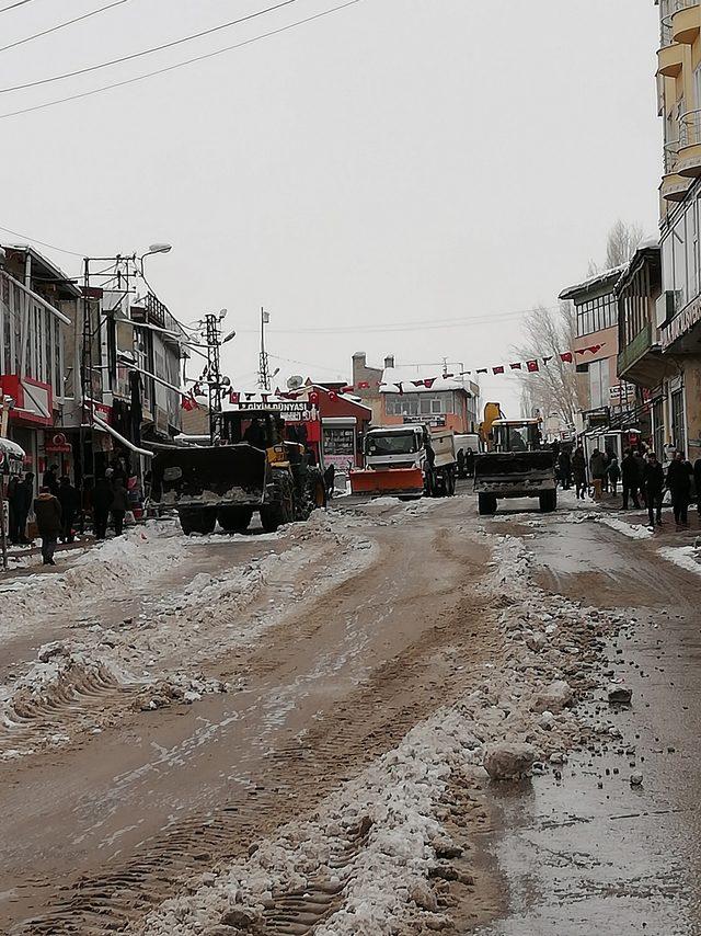 Van ve Bitlis'te 323 yerleşim birimi ulaşıma kapandı