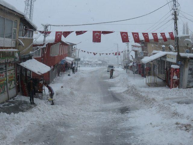 Van ve Bitlis'te 323 yerleşim birimi ulaşıma kapandı