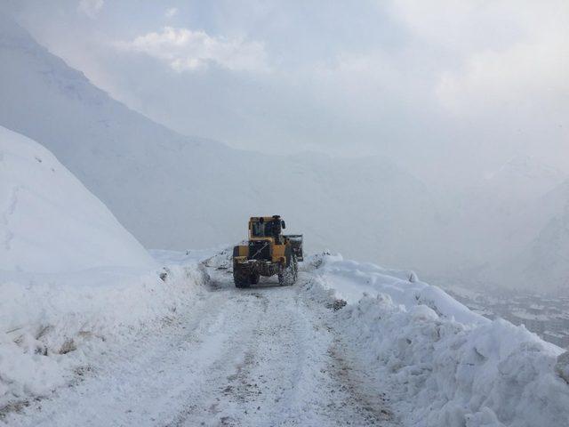 Hakkari’de 150 yerleşim yeri kapandı