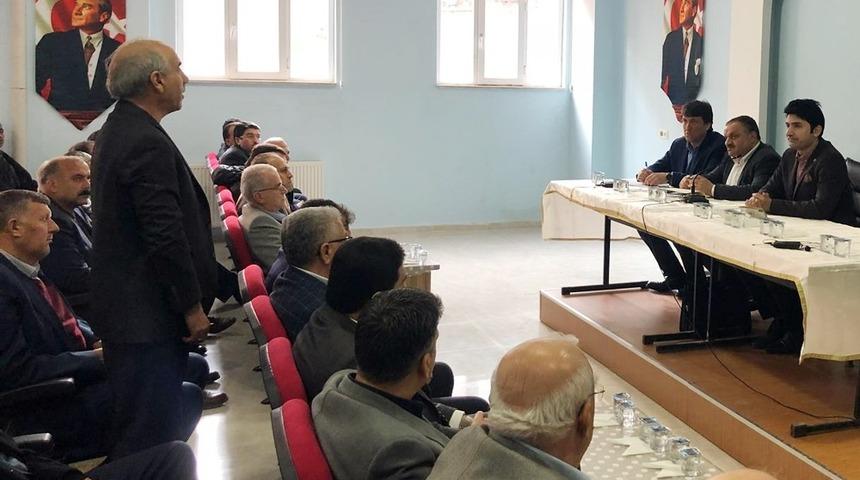 Dicle Elektrik yöneticileri Çınarlı muhtarlarla bir araya geldi